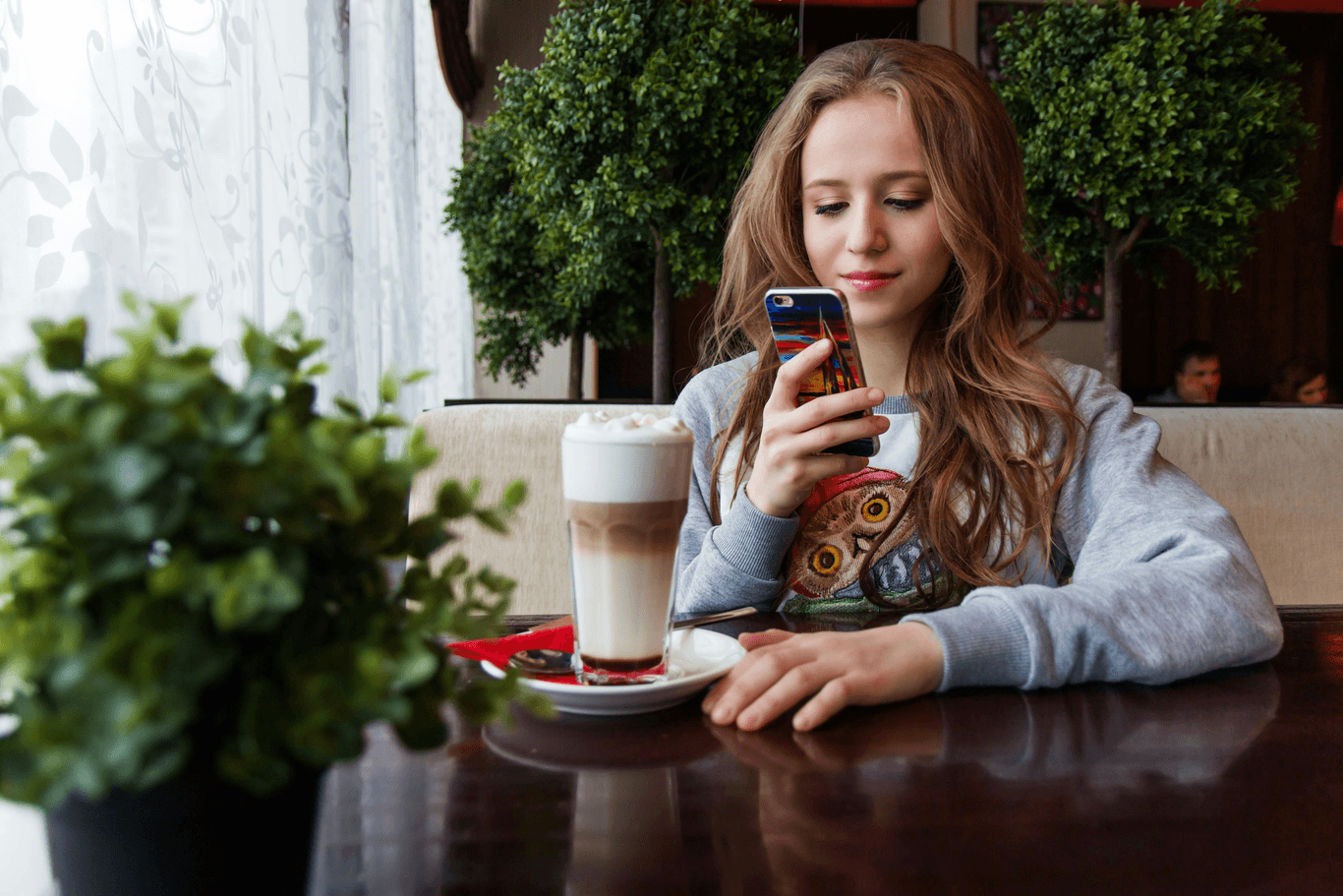 girl with phone img